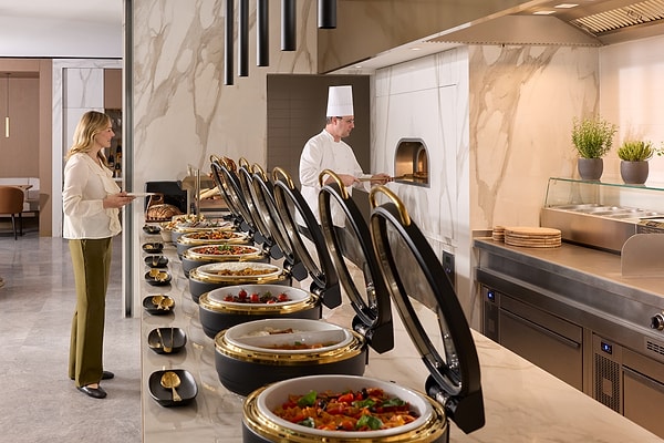 Havalimanında, yolculara özel canlı gastronomi alanı.