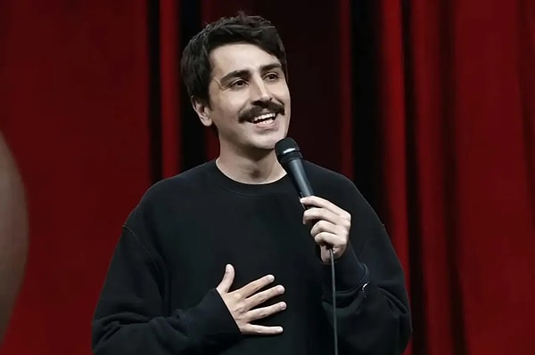 Deniz Göktaş, a stand-up comedian who has been turning heads in recent times, has made headlines due to an investigation launched against him. This investigation was initiated because of his show titled "Dead Sea", which he performed in Harbiye and later published on YouTube.