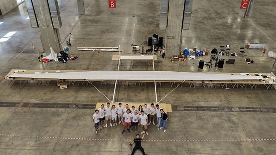 Students Break Guinness World Record with a 20-Meter Paper Plane: It Flew 59 Meters