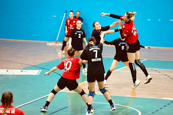 4. Milli sporcu kimliğinizin yanında beden eğitimi öğretmeni olmanız size nasıl bir sorumluluk yüklüyor?