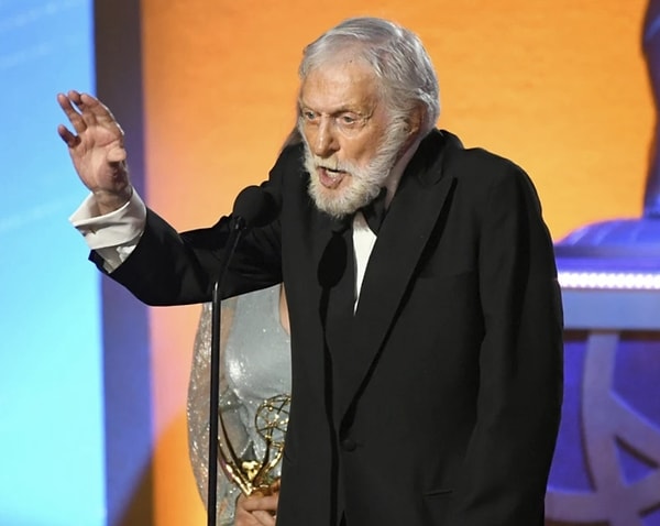 Dick Van Dyke, not only recognized as one of the greatest living stars of Hollywood, is more than just a successful actor. He is also a comedian, singer, dancer, and a versatile artist who has left an indelible mark on television history.