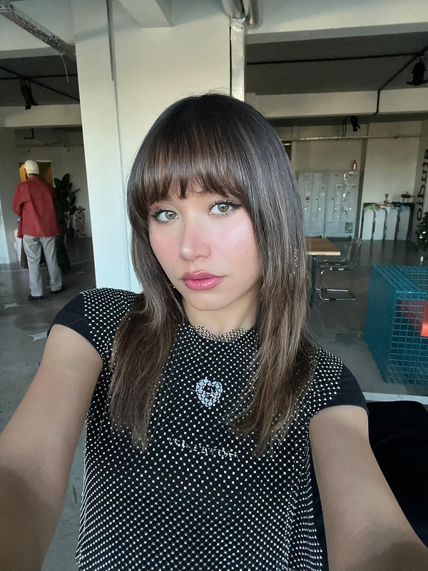 Hilal Yelekçi, a member of the Manifest group, manages to become one of the most talked-about names in the group not only with her dance performance on stage, but also with her natural beauty and unique style.