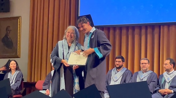 Boğaziçi Üniversitesi'nde düzenlenen diploma törenleri, öğrencilerin sahnede gerçekleştirdiği dikkat çekici eylemlerle gündemdeki yerini koruyor.