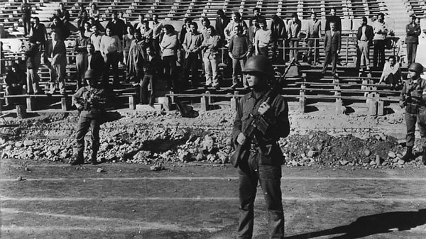 Ulusal stadyum, bilinen adıyla Estadio Nacional'den artık işkence sesleri yükseliyordu.