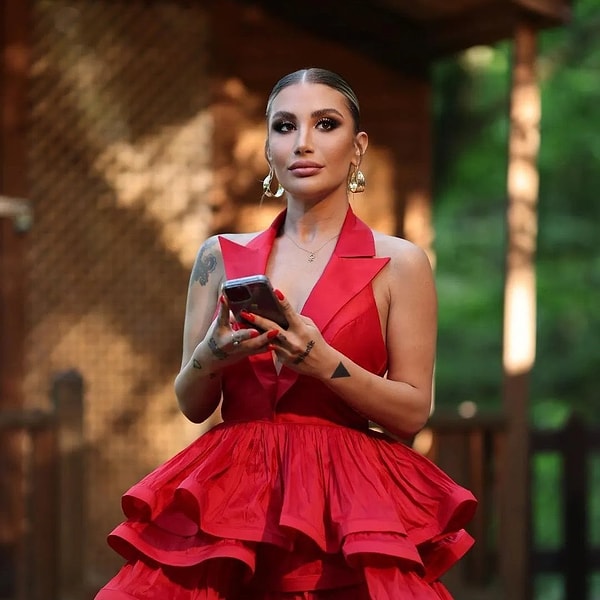 İrem Derici, yıllardır yalnızca güçlü sesiyle değil, filtresiz açıklamaları, esprili paylaşımları ve dobra tavırlarıyla da magazin gündeminin vazgeçilmez isimleri arasında yer alıyor.