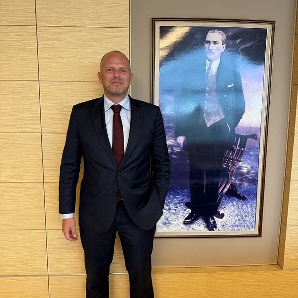 Theo Francken daha önce yaptığı bir açıklamada Atatürk'ü şu sözlerle övmüştü: