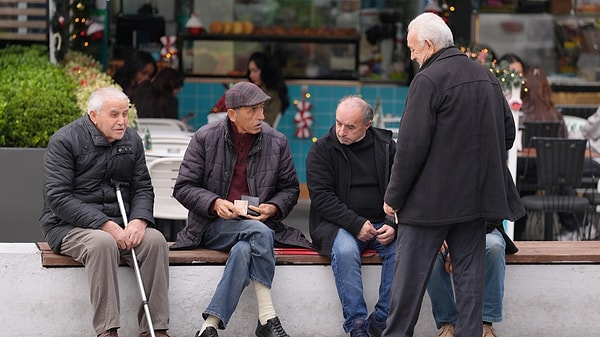 Emekli maaşı yetmediği için çalışmaya devam etmek zorunda kalıyorlar.