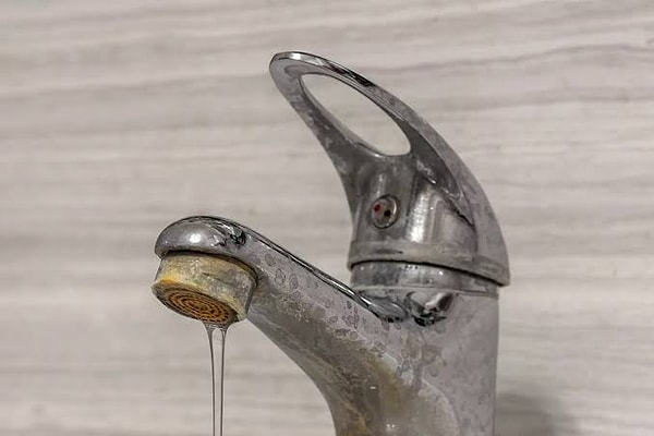 Alüminyum folyo, sert su lekelerini iki farklı yolla parçalıyor:
