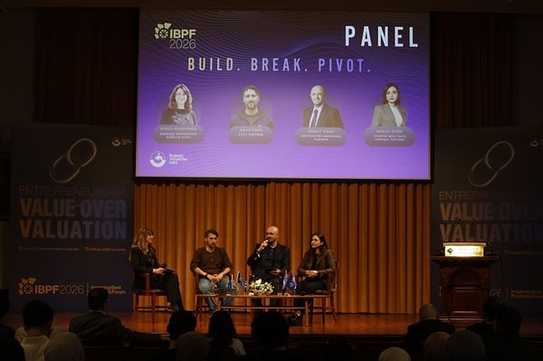 e2vc Genel Ortağı Enis Hulli, Arz Portföy Yönetim Kurulu Başkanı Murat Onuk ve Startup Wise Guys Ortağı Günce Onur sahneye çıktıklarında salonda beklenen ise klasik bir başarı anlatısı değildi.