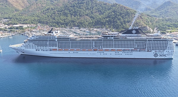 Gümrük işlemlerinin tamamlanmasının ardından gemiden ayrılan turistler, Marmaris merkezinde yoğunluk oluşturdu.