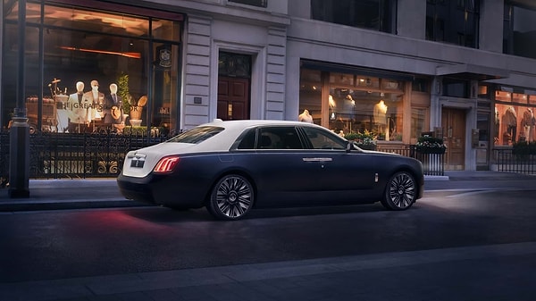 Aracın dış tasarımı klasik bir takım elbisenin asil duruşunu yansıtıyor