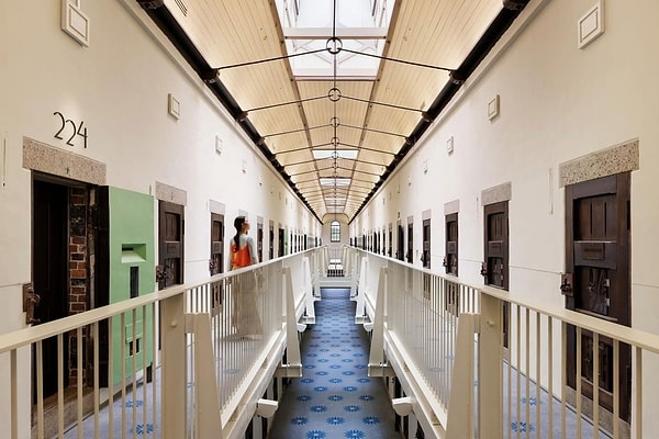 Hoshinoya Nara Prison’da konuk odaları, yapının geçmişini tamamen silmeden yeniden tasarlandı
