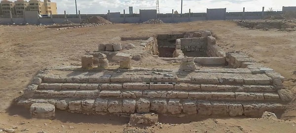 Sunaktaki sahte kapı tasviri yaşayanlar ile ölüler arasındaki köprüyü temsil ediyor.