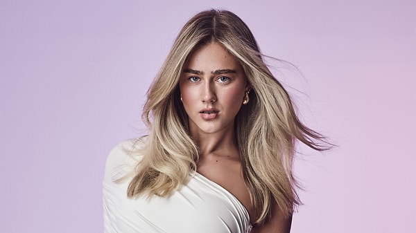 Henüz 22 yaşında olmasına rağmen milyonlarca takipçiye ve sekiz haneli bir moda markasına sahip olan Avustralyalı fenomen Sophia Begg, başarı hikâyesinin perde arkasını anlattı.