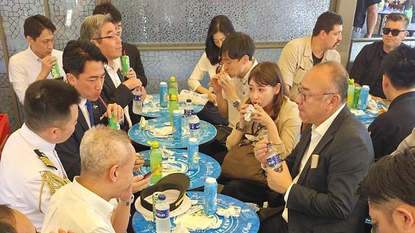 Japon Bakan Koizumi, Eminönü'nün meşhur balık ekmeğini unutamadı.