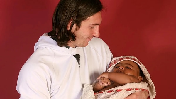 Messi was at a loss on how to communicate with baby Lamine.