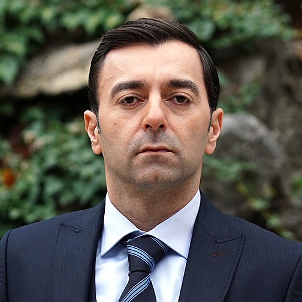 Türk televizyon ve tiyatro dünyasının başarılı karakter oyuncularından Cem Uslu, yıllardır yer aldığı yapımlardaki güçlü performansıyla izleyicinin beğenisini kazanan isimler arasında yer alıyor.