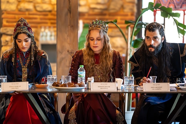Yeni dönem dizisi Aşk ve Taht'ta hazırlıklar hız kesmeden devam ediyor.