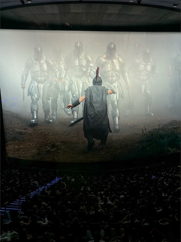 Nadir IMAX salonlarında film bu şekilde gözükürken,