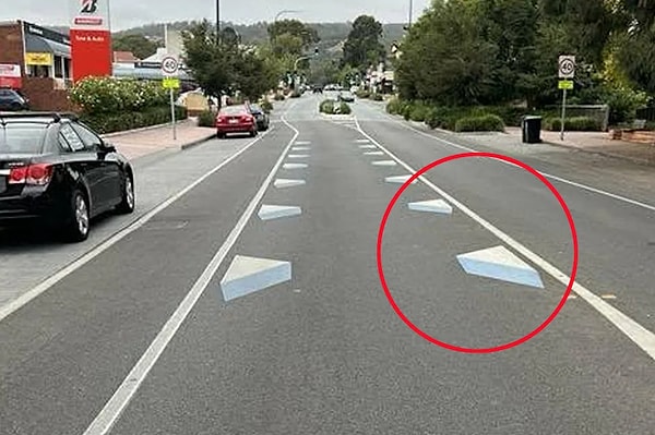 Görsel bir uyarı niteliği taşıyan bu sistem, yerleşim alanlarına girmeden önceki 30 metrelik hat boyunca, yol kenarlarına yaklaşık 1,5 metre aralıklarla çizilen keskin üçgenlerden oluşuyor.