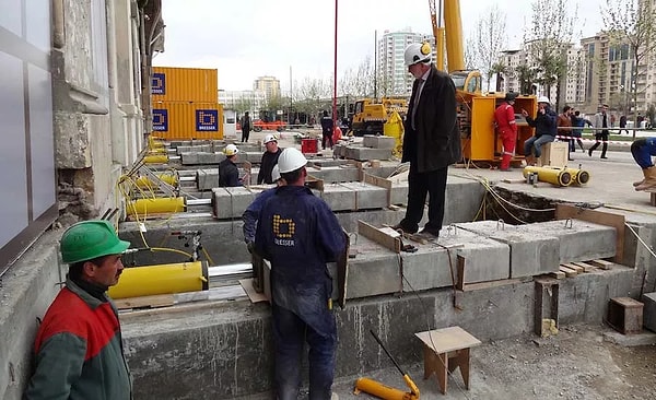 Konağın altına çelik raylar ve hidrolik krikolar yerleştirildi