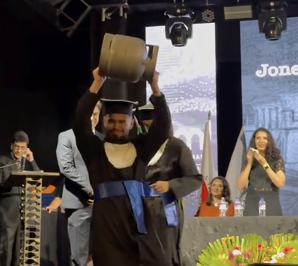 Mezuniyet törenine tüple çıkma fikri Lorenzo’nun annesinden geldi.