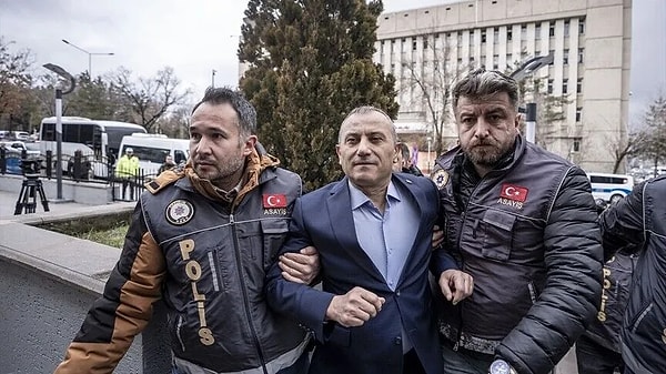 Gazetecinin yatak odasına böcek yerleştirilmiş.