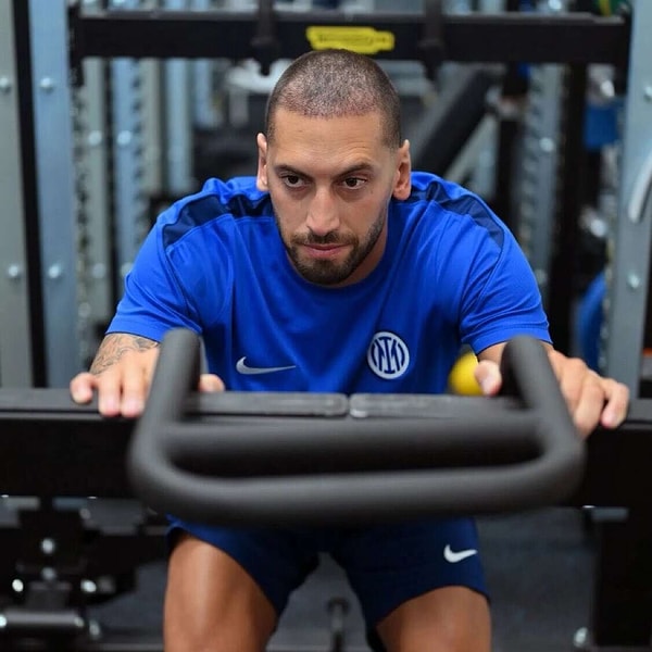Hakan Çalhanoğlu saç ektirmiş.