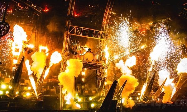 6. Mötley Crüe'nun havai fişekleri bazı salonlarda tamamen yasaklandı!