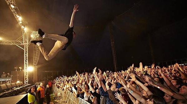 9. Stage diving bazı ülkelerde ciddi cezalar doğurabiliyor!