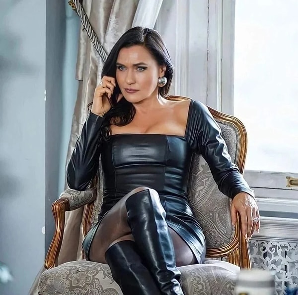 Şevval Sam, one of the most successful female actresses in Turkish television, stands out as one of the rare figures who has been maintaining her acting and music career with the same level of success for many years.