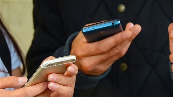 İş yerinde eline telefonu alanın maaşı kesilecek.