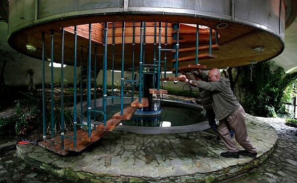İçinde havuz, kış bahçesi ve gözlem kubbesi bulunuyor