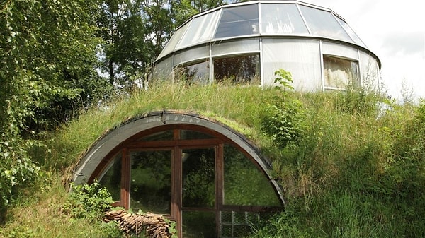 House Sinks 2 Meters Underground to Escape the Heat