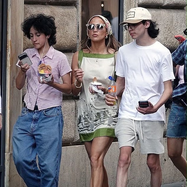 Jennifer Lopez'in 18 yaşındaki ikizleri Emme ve Max, geçtiğimiz saatlerde anneleriyle birlikte görüntülenince sosyal medyada ilgi odağı oldu.