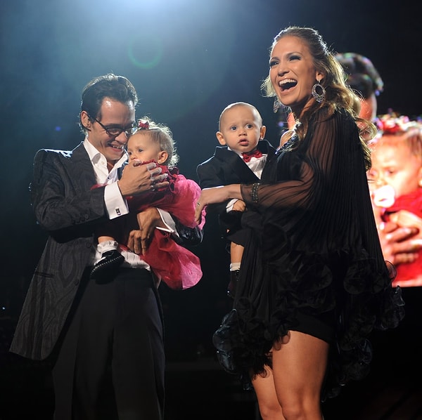 Jennifer Lopez, 2004 yılında şarkıcı Marc Anthony ile evlenmiş, çift 22 Şubat 2008'de ikizleri Emme Maribel Muñiz ve Maximilian David Muñiz'i kucaklarına almıştı.