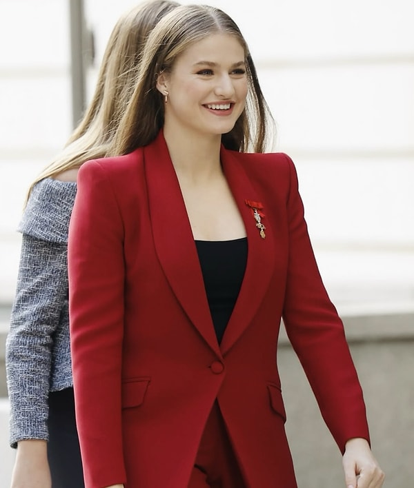 İspanya Kralı VI. Felipe ile Kraliçe Letizia'nın büyük kızı olan Prenses Leonor, uzun yıllardır Avrupa kraliyet ailesinin en çok konuşulan genç isimlerinden biri olarak öne çıkıyor.