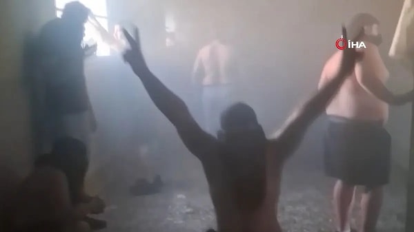 Türkiye'ye iade edilecek mahkumun alınma sürecinde olaylar başladı.