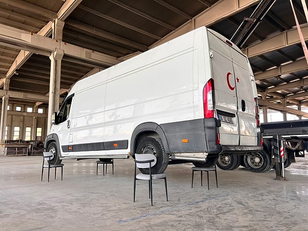 Sandalyesinin sağlamlığını test etmek için 2.5 tonluk minibüs yerleştirdi.