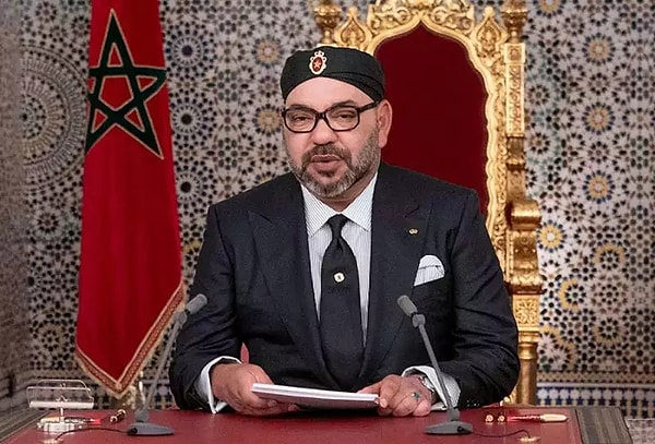 Özellikle yurt dışı ziyaretlerinde ve günlük yaşamında protokolü bir kenara bırakan VI. Muhammed, bu kez sosyal medyada dolaşıma giren gayriresmi fotoğraflarıyla gündem oldu.