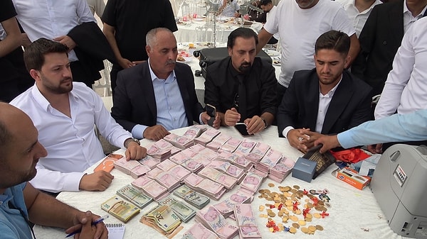 Damada 20 milyon TL, geline ise kilolarca altın takıldı. Paralar, bavulla taşındı.