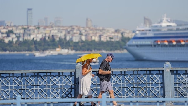 Yaz mevsimini kuzeyden esen rüzgarlar sayesinde mevsim normallerine kıyasla daha serin geçiren İstanbul’da hava tablosu tamamen değişiyor.
