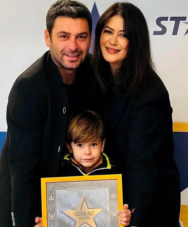 Başarılı oyuncu Ozan Akbaba, yalnızca ekranlardaki performansıyla değil, özel hayatındaki istikrarlı evliliğiyle de magazin dünyasında sık sık örnek gösterilen isimler arasında yer alıyor.