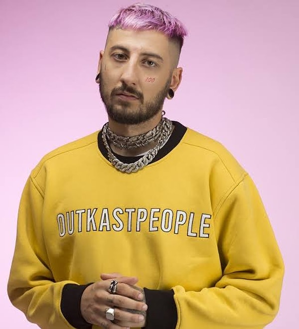 In recent years, Khontkar, whose real name is Onur Dinç, has become one of the most talked-about and most listened-to figures in the Turkish rap scene. He is often cited as one of the pioneering representatives of trap music in Turkey.