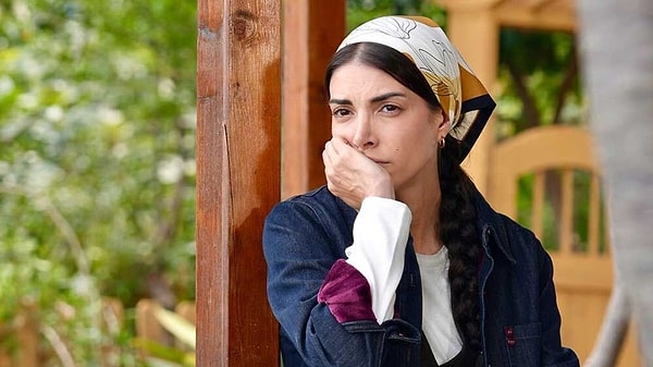 1. TRT 1'in fenomen dizisi Taşacak Bu Deniz'in Esme'si Deniz Baysal, sezonun en güzel oyuncusu oldu.