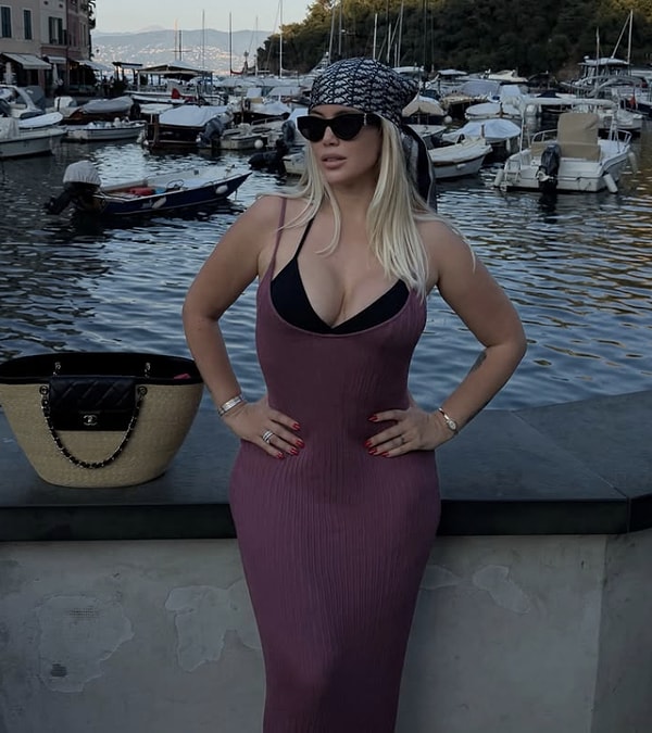 Son aylarda hem Mauro Icardi ile devam eden velayet ve nafaka davaları hem de özel hayatıyla sık sık magazin gündeminde yer alan Wanda Nara, bu kez İtalya tatilinde çekilen paparazzi kareleriyle konuşulmaya başladı.