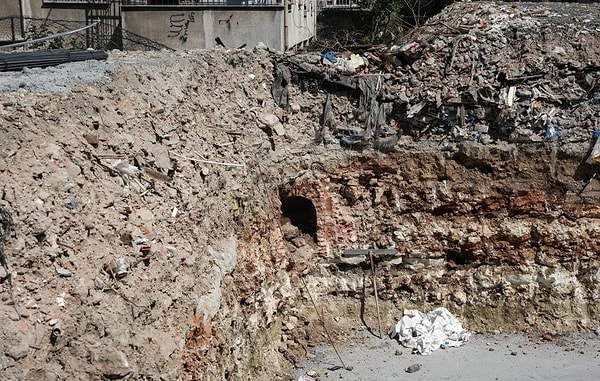 İstanbul Bahçelievler'deki temel kazısı sırasında tarihi nitelik taşıdığı düşünülen bulgulara rastlandı.