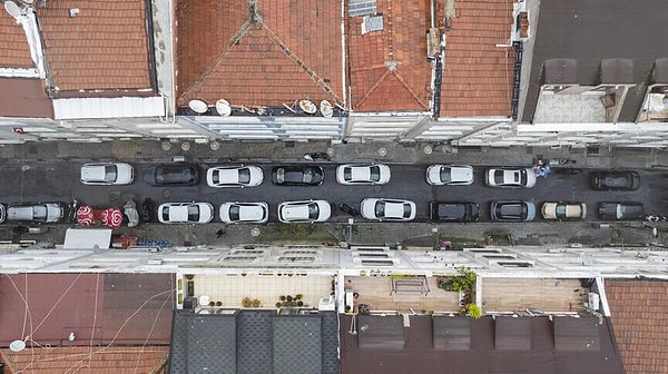 İstanbul'da otopark krizi giderek büyüyor. Megakentli her gün 20 dakika park yeri arıyor.
