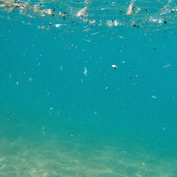 Yetersiz denetimler ve ithal plastik atıklar, kıyılardaki mikroplastik yoğunluğunu ve ekolojik riskleri tırmandırıyor.
