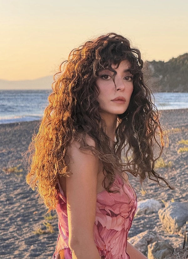 Türk televizyonlarının sevilen oyuncularından Selin Şekerci, kariyeri boyunca romantik komediden drama, sinemadan dijital platform yapımlarına kadar birçok farklı projede yer alarak başarılı performanslarıyla adından söz ettirdi.